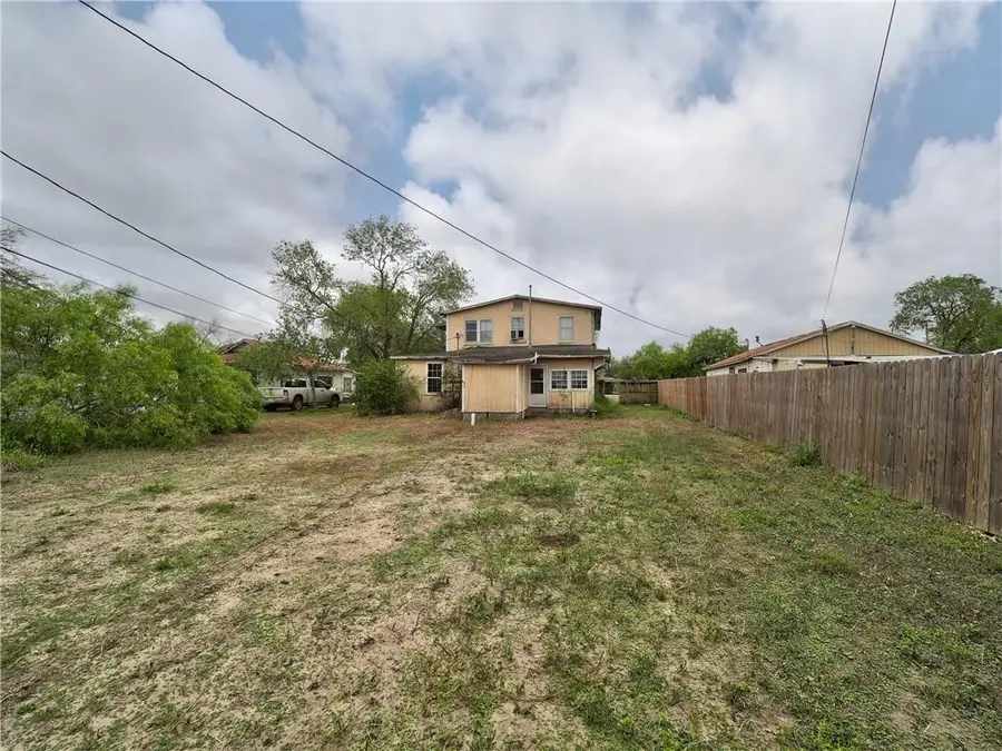 1106 E Huisache Avenue, Kingsville, TX 78363 - #3