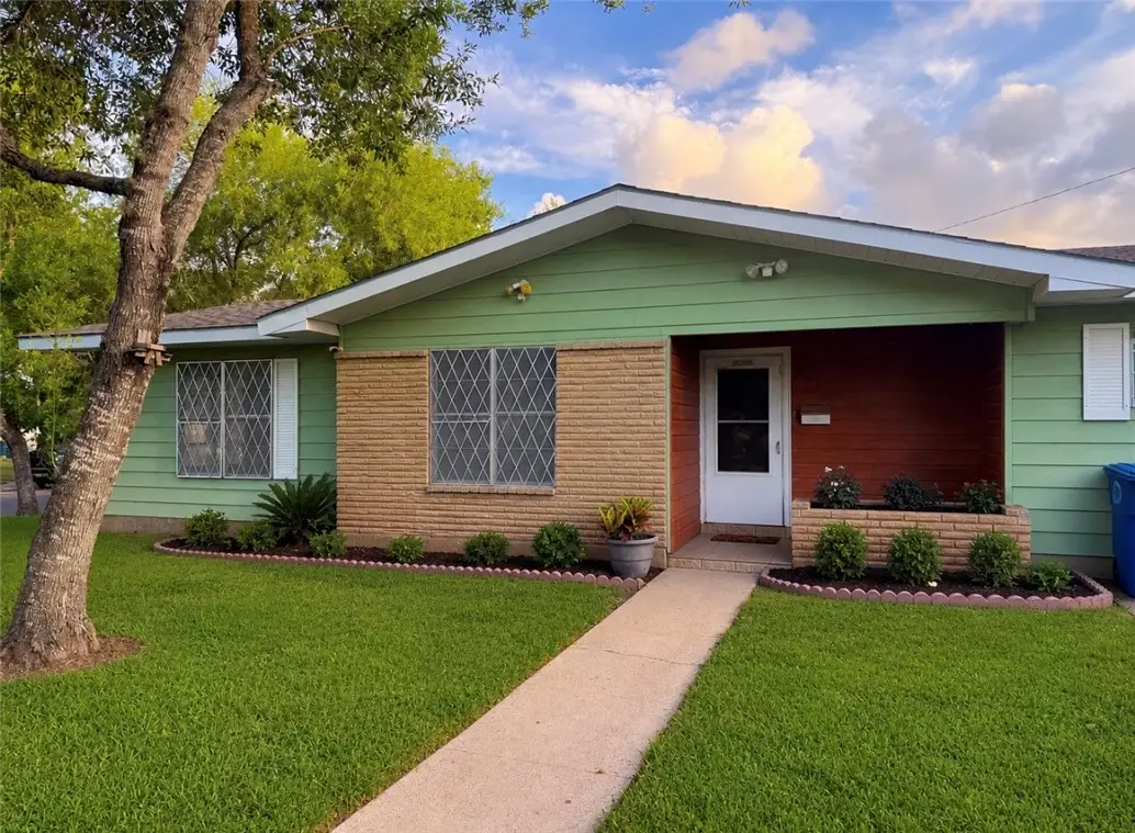 806 Leland Circle, Beeville, TX 78102 - #1