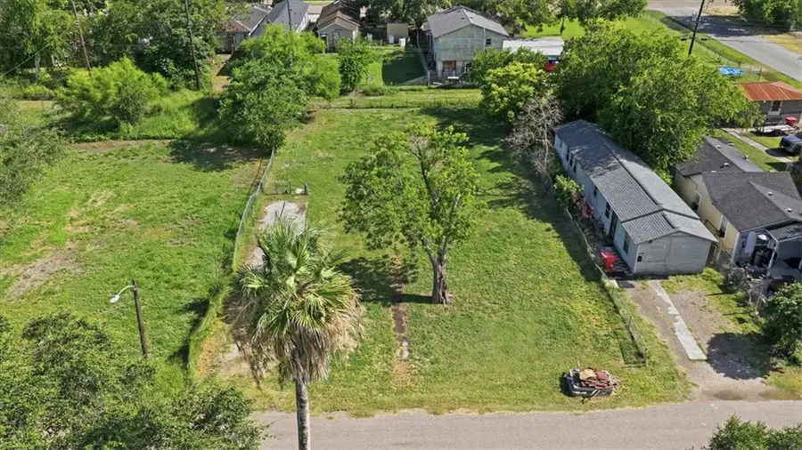 430 West Avenue E, Robstown, TX 78380 - #3