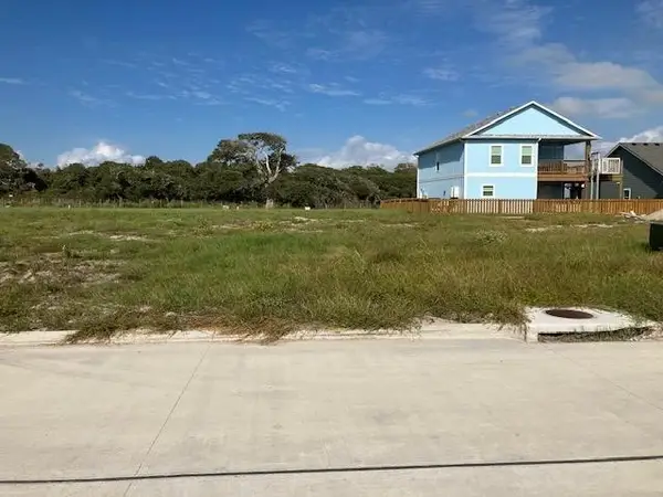 152 Breezeway Dr, Rockport, TX 78382