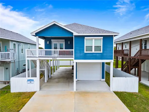 1011 S Live Oak Street, Rockport, TX 78382