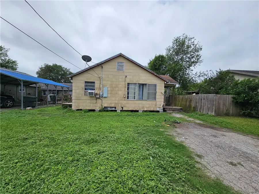 742 W 1st. St., Alice, TX 78332 - #2