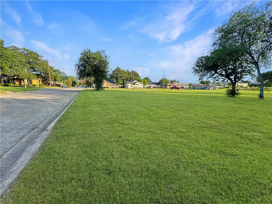 1305 N Jefferson Street, Beeville, TX 78102 - #2