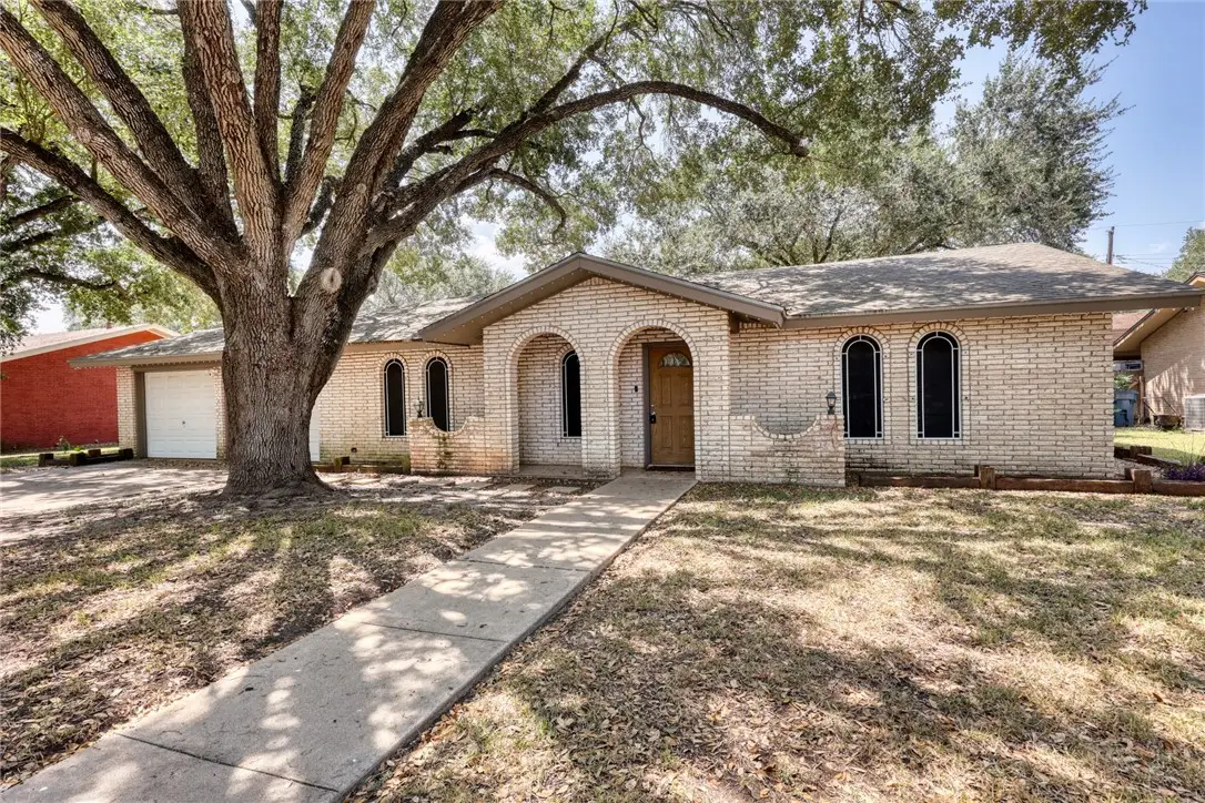 1104 Live Oak, Alice, TX 78332 - #1