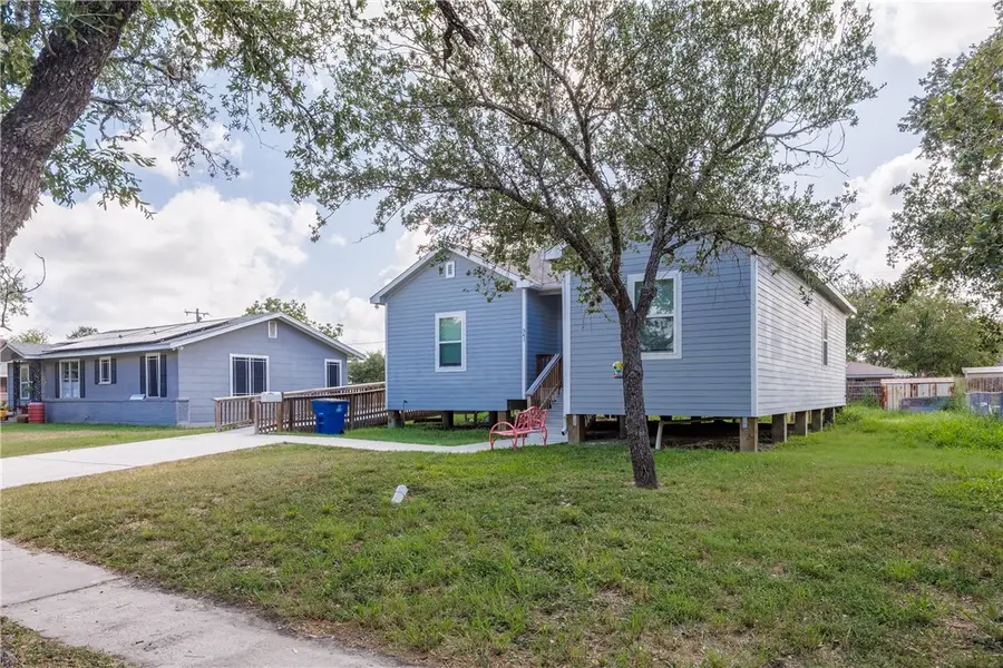 341 Woodlawn Street, Sinton, TX 78387 - #3