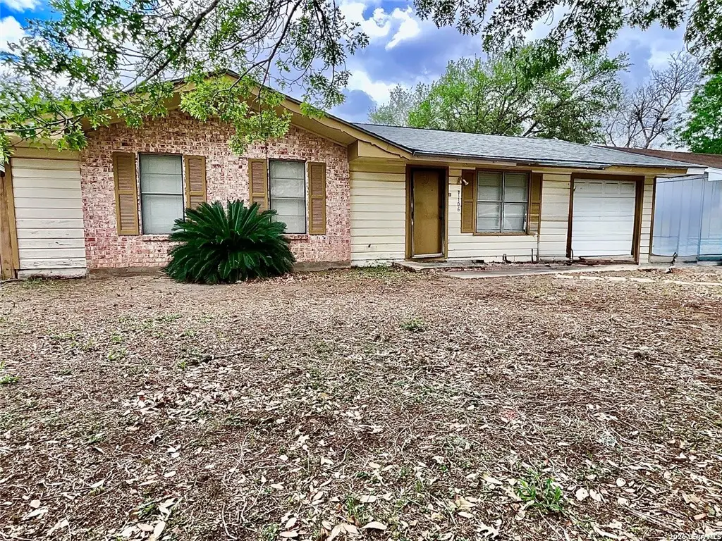 1106 E Hutchinson Street E, Beeville, TX 78102 - #1
