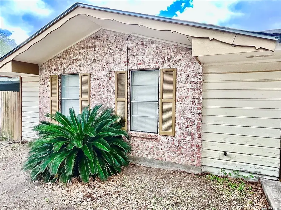 1106 E Hutchinson Street E, Beeville, TX 78102 - #2