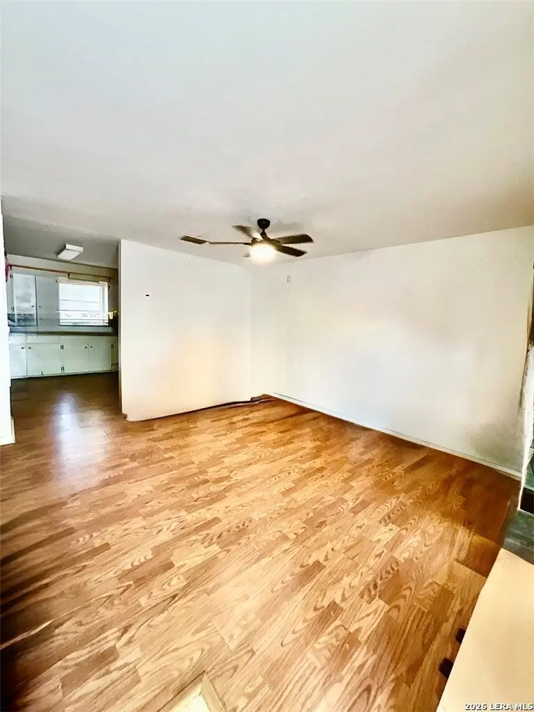 1106 E Hutchinson Street E, Beeville, TX 78102 - #3
