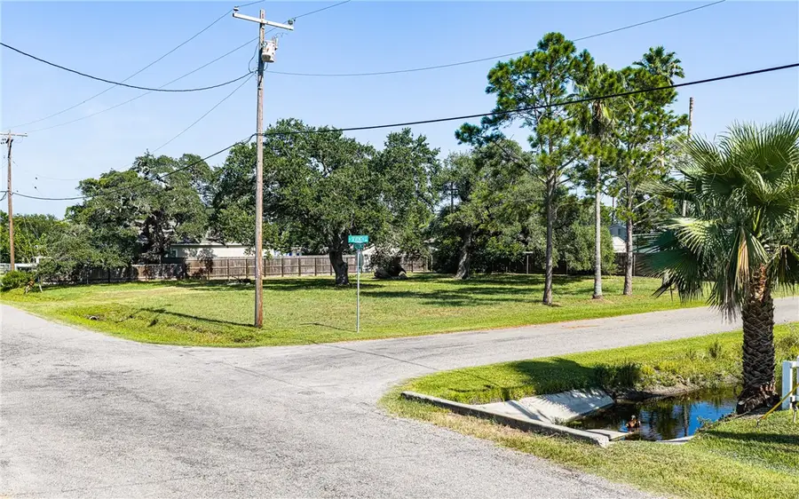 606 Fulton Avenue, Rockport, TX 78382 - #3