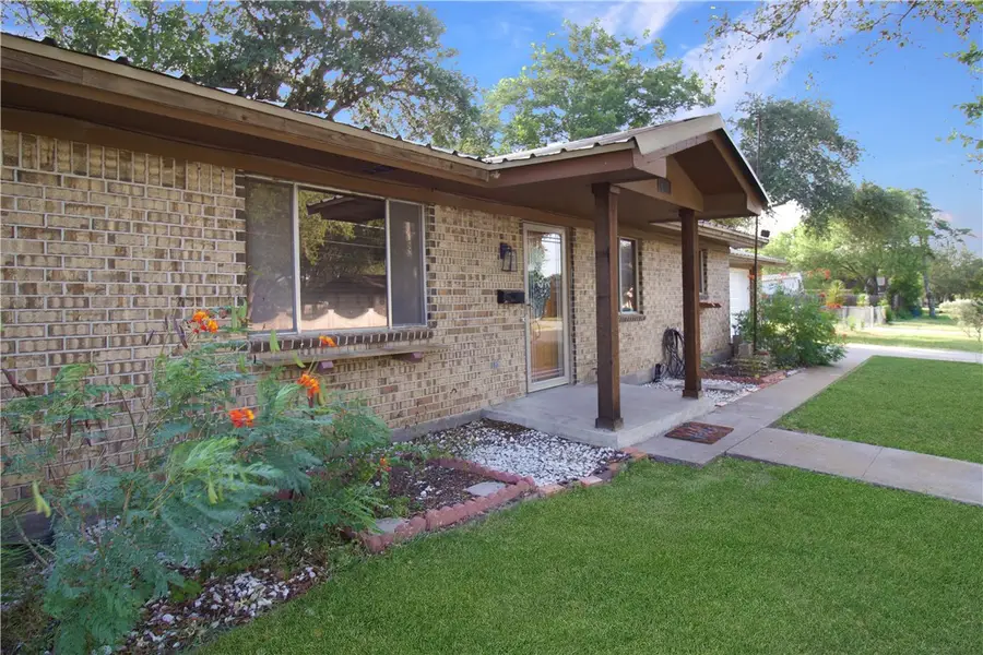 610 S Minnesota Street, Beeville, TX 78102 - #2