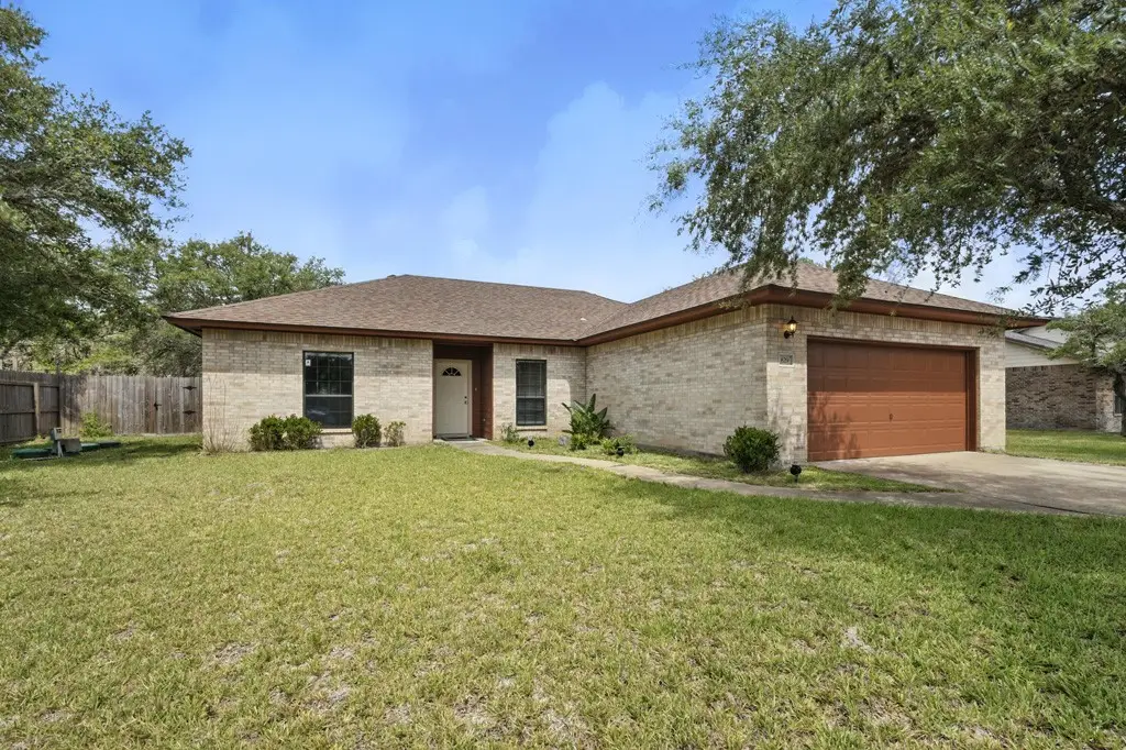 829 Redwood Avenue, Rockport, TX 78382 - #1