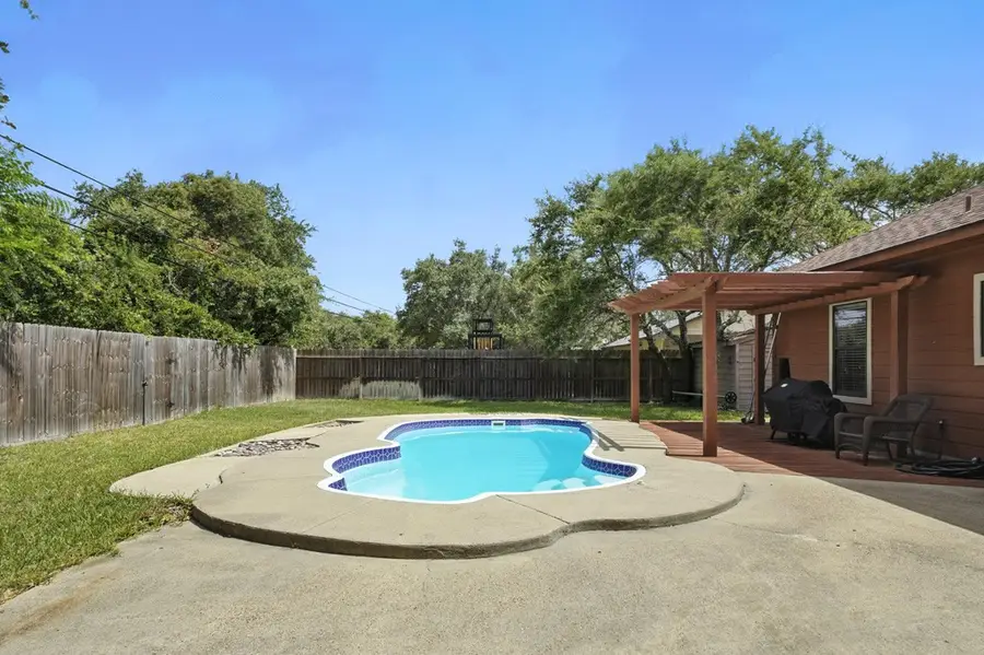 829 Redwood Avenue, Rockport, TX 78382 - #2