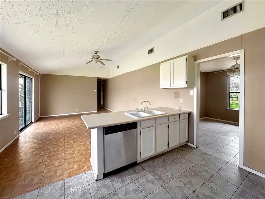 2871 Carr, Beeville, TX 78102 - #3