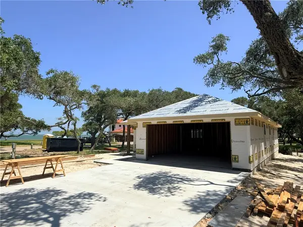 2106 Royal Oaks, Rockport, TX 78382