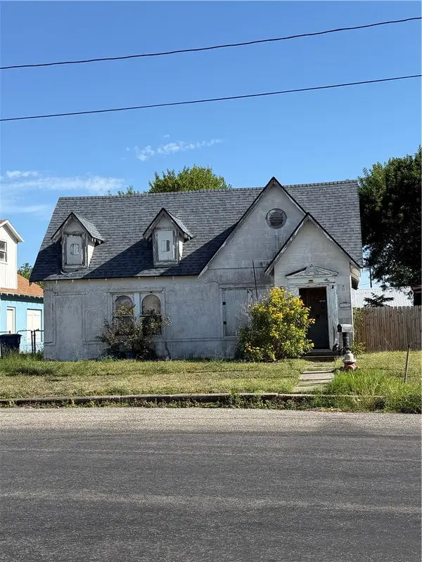 525 W George, Sinton, TX 78387