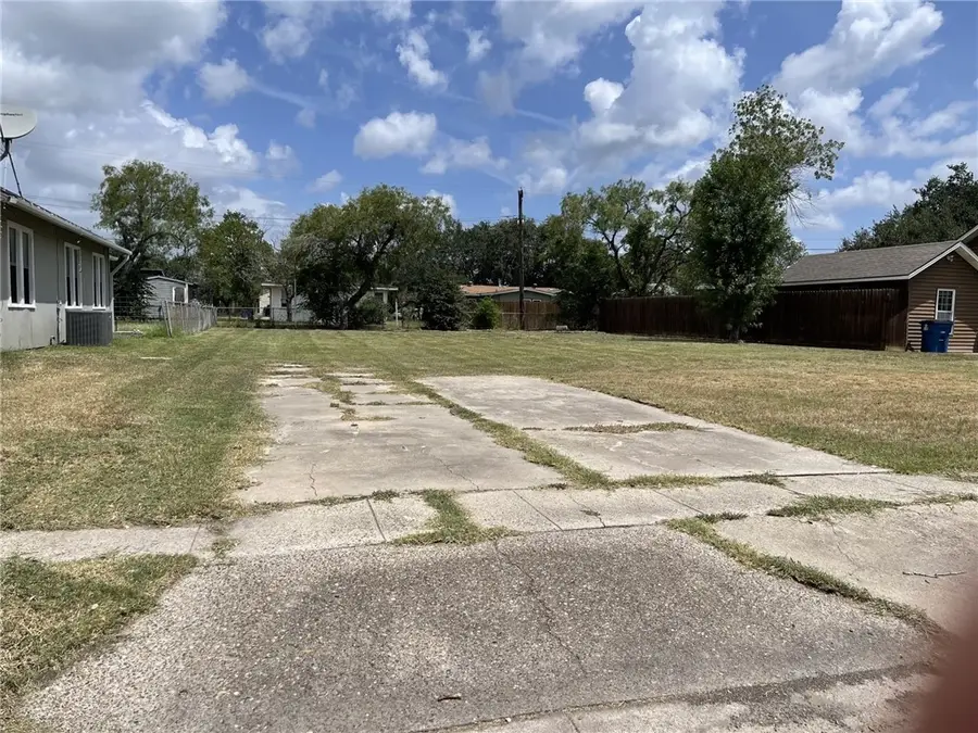 917 E Main Street, Sinton, TX 78387 - #2