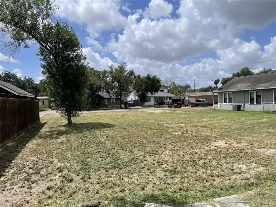 917 E Main Street, Sinton, TX 78387 - #3
