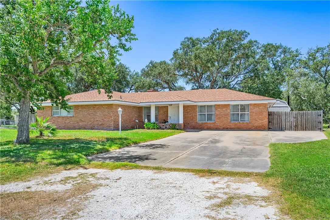 843 Pine Ave, Rockport, TX 78382 - #1