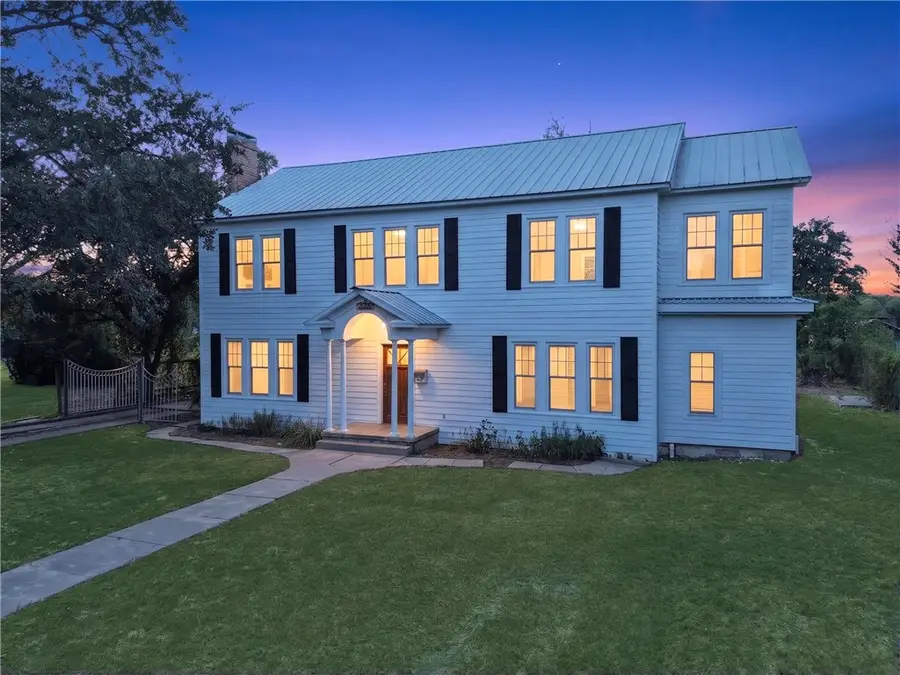 205 E Cleveland Street, Beeville, TX 78102 - #3