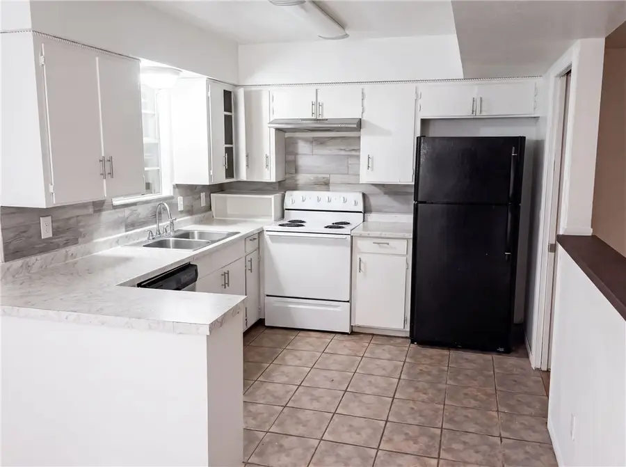 736 W Borden Street, Sinton, TX 78387 - #2