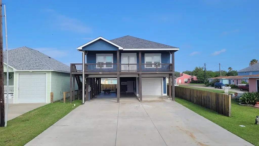 1215 S Live Oak Street, Rockport, TX 78382 - #1