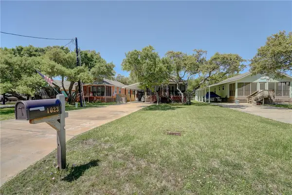 1023 S Fuqua Street, Rockport, TX 78382