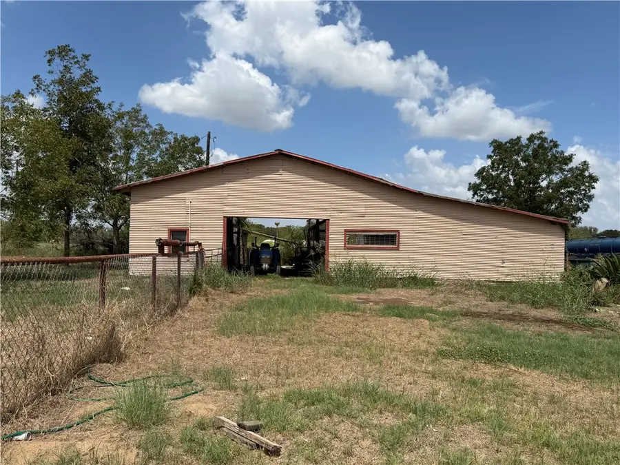 30 County Rd 245 E, Gonzales, TX 78629 - #3