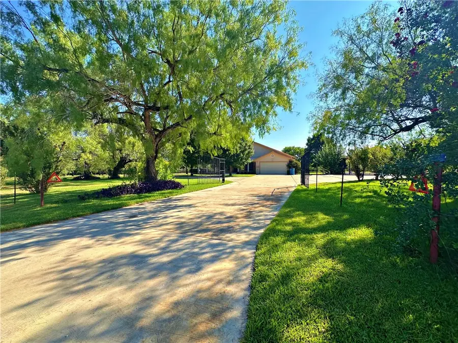 508 Lagunillas Avenue, Charlotte, TX 78011 - #2