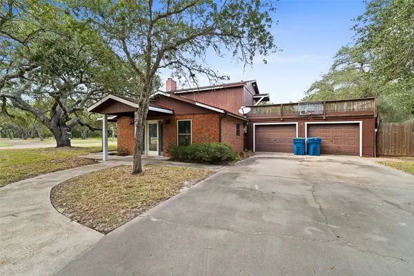 121 North Sierra Woods Drive, Rockport, TX 78382