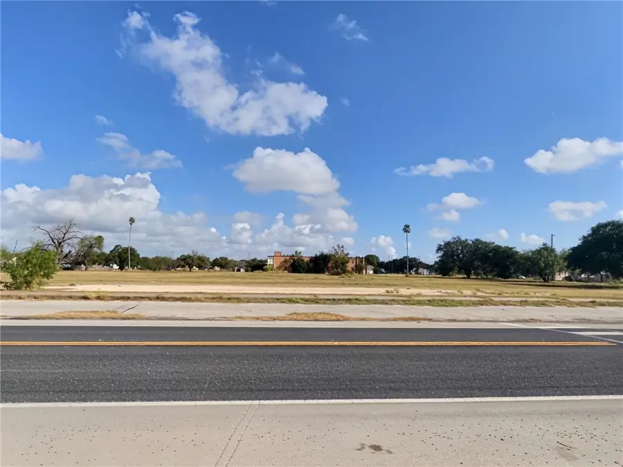 400 E Caesar Avenue E, Kingsville, TX 78363 - #2