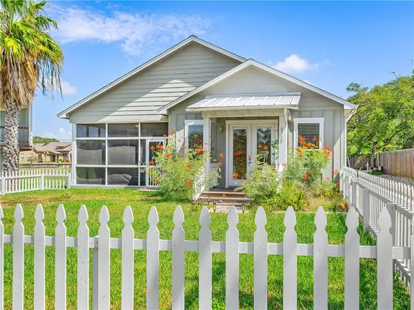 513 Traylor Boulevard, Rockport, TX 78382