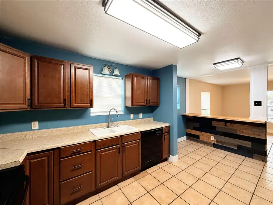 629 W Yoakum Avenue, Aransas Pass, TX 78336 - #3