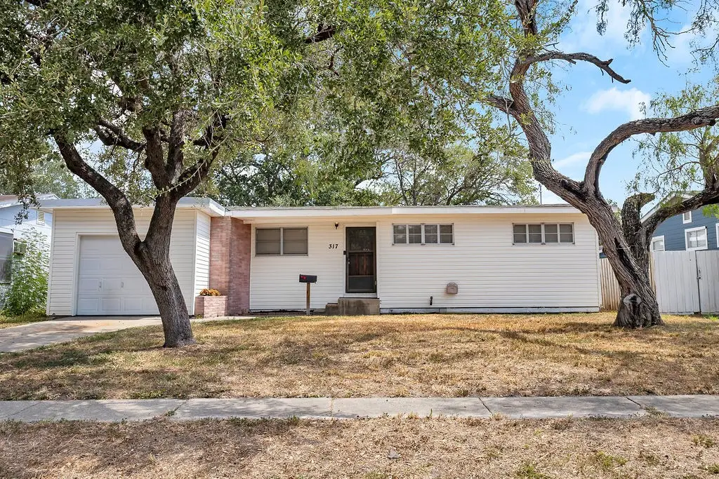 317 S Chiltipin Street, Sinton, TX 78387 - #1
