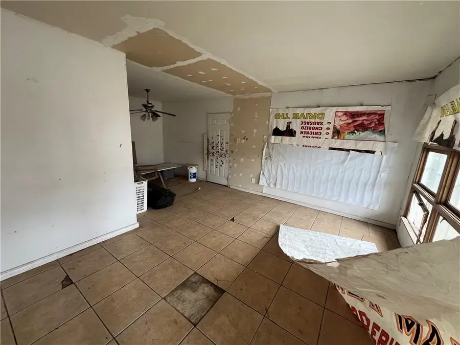 909 Highland Avenue, Alice, TX 78332 - #2