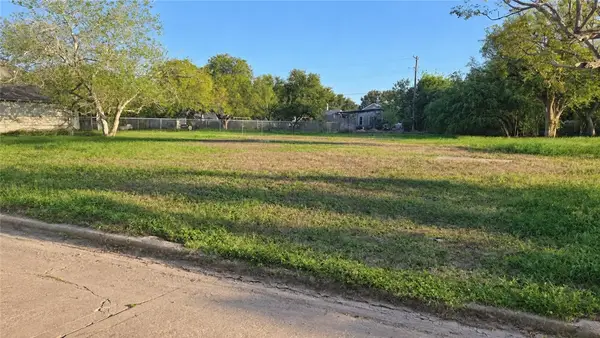 221 E Doddridge Avenue, Kingsville, TX 78363
