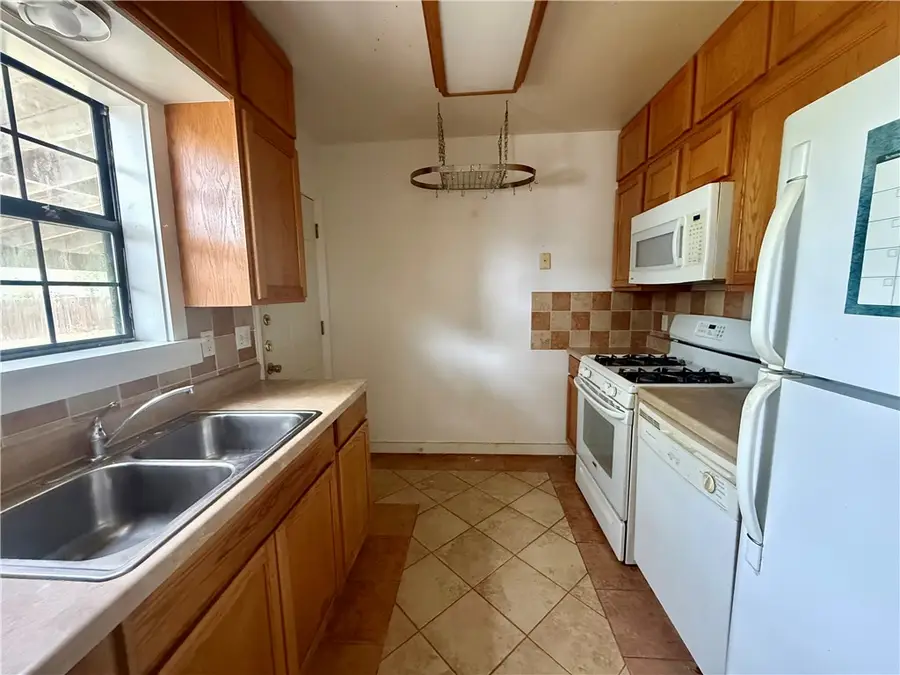 714 E Ragland Avenue, Kingsville, TX 78363 - #3