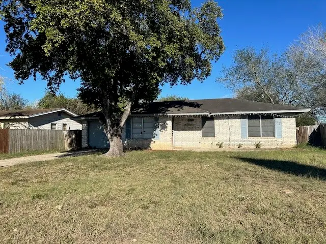 1907 S Tyler Street, Beeville, TX 78102 - #1