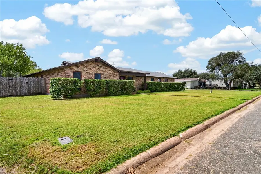 800 Locke Street, Woodsboro, TX 78393 - #2