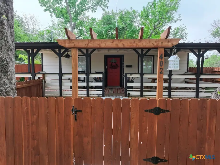 402 E Virginia Avenue, Seadrift, TX 77983 - Image #2