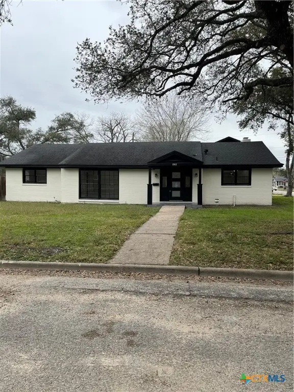1901 E Warren Avenue, Victoria, TX 77901 - Image #1