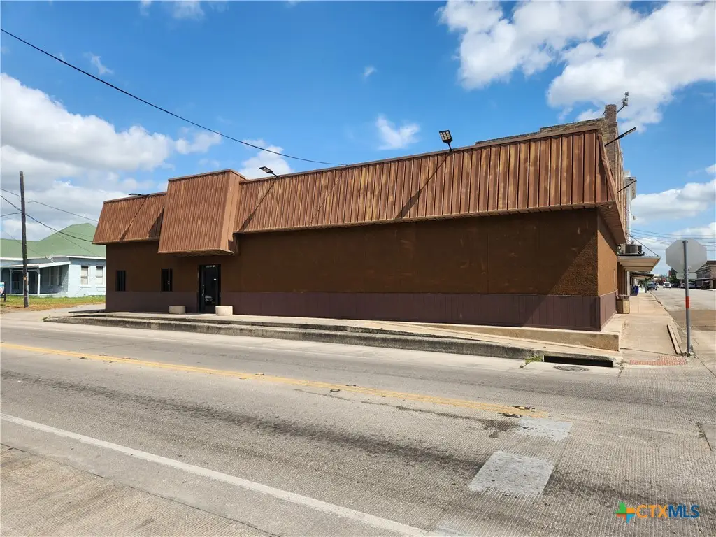 201 W Morris Street, Yoakum, TX 77995 - Image #1