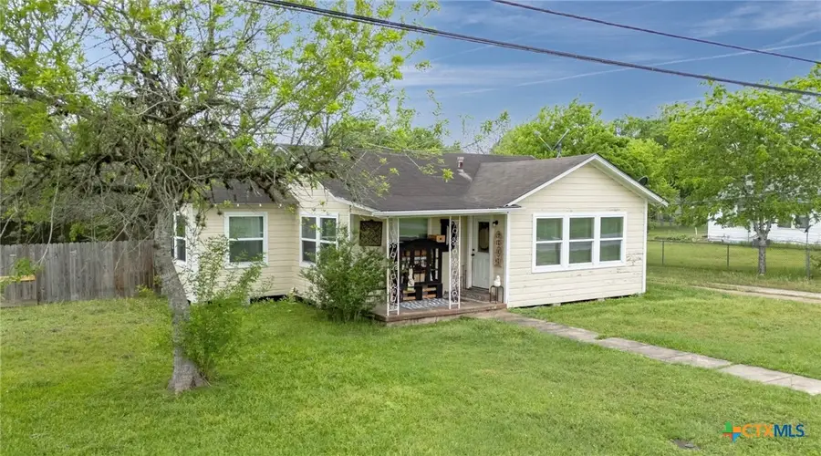 704 Maple, Yoakum, TX 77995 - Image #3