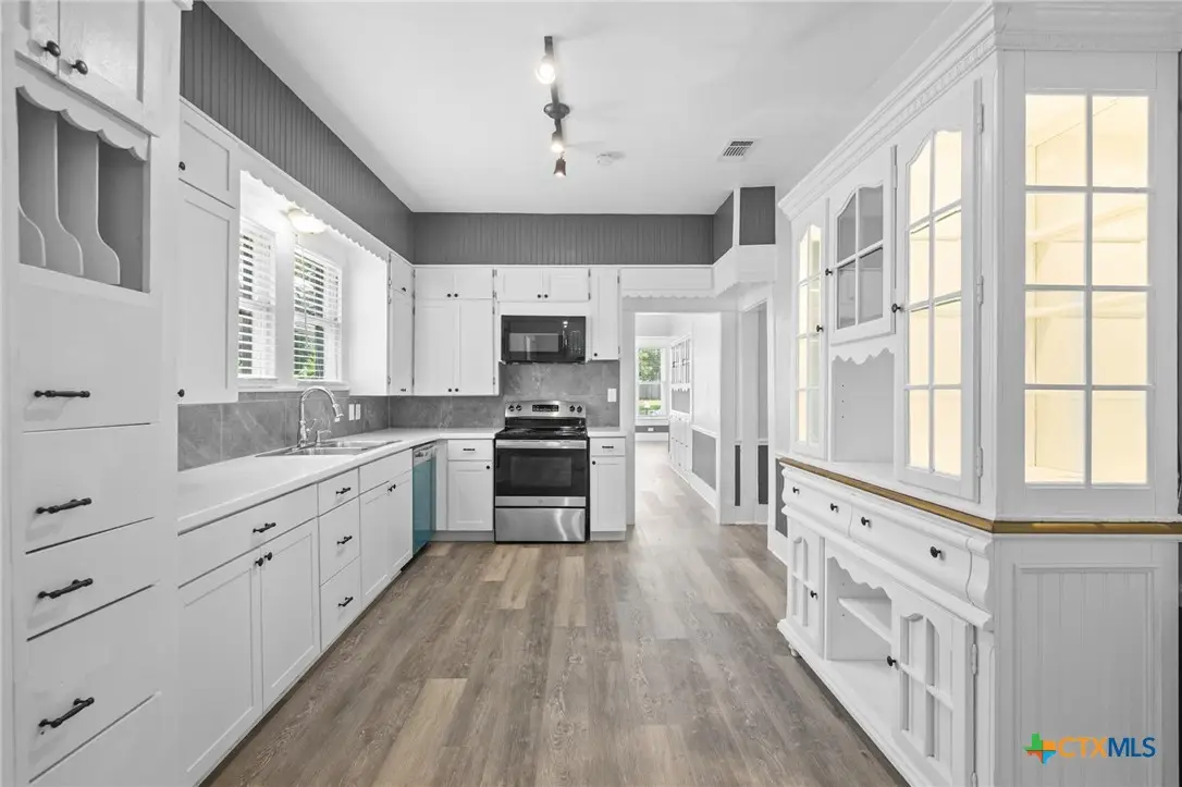 212 Coke Street, Yoakum, TX 77995 - Image #1