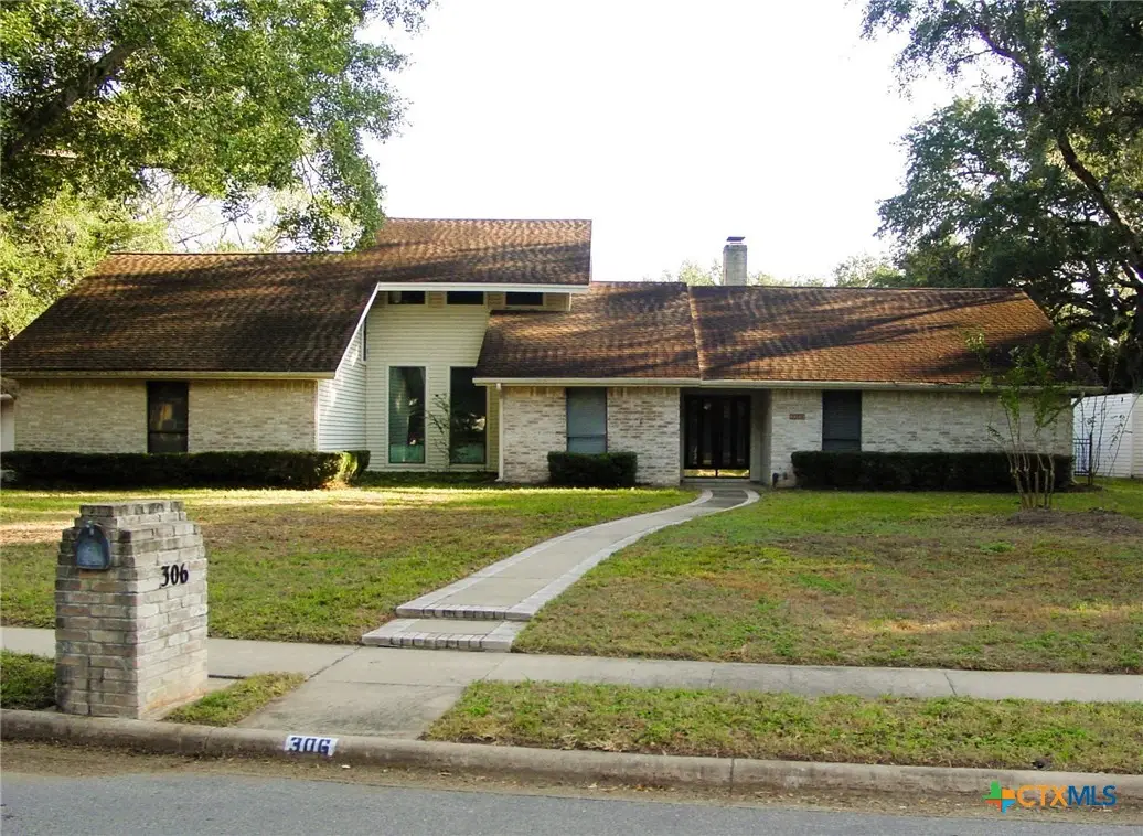 306 Woodway Drive, Victoria, TX 77904 - Image #1