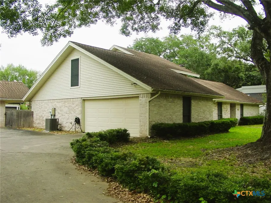 306 Woodway Drive, Victoria, TX 77904 - Image #2