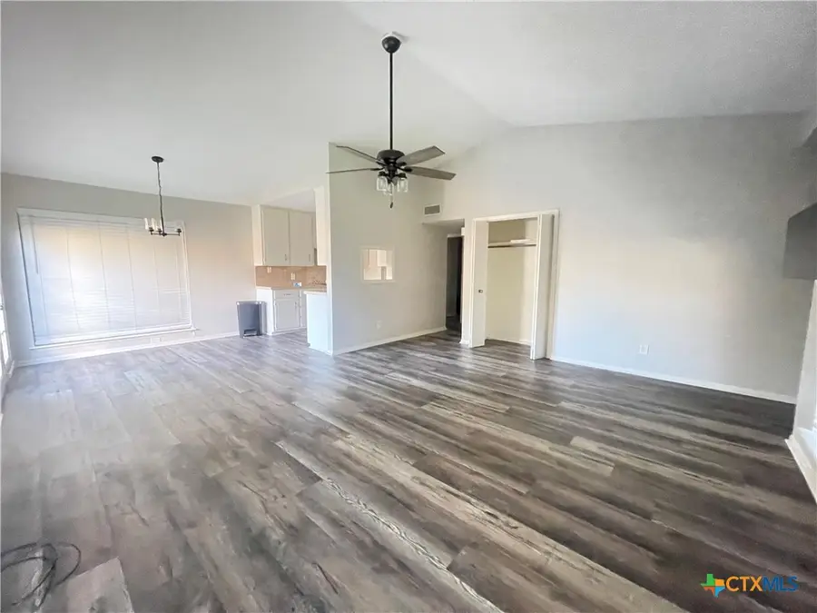 420 Londonderry Drive, Victoria, TX 77901 - Image #3