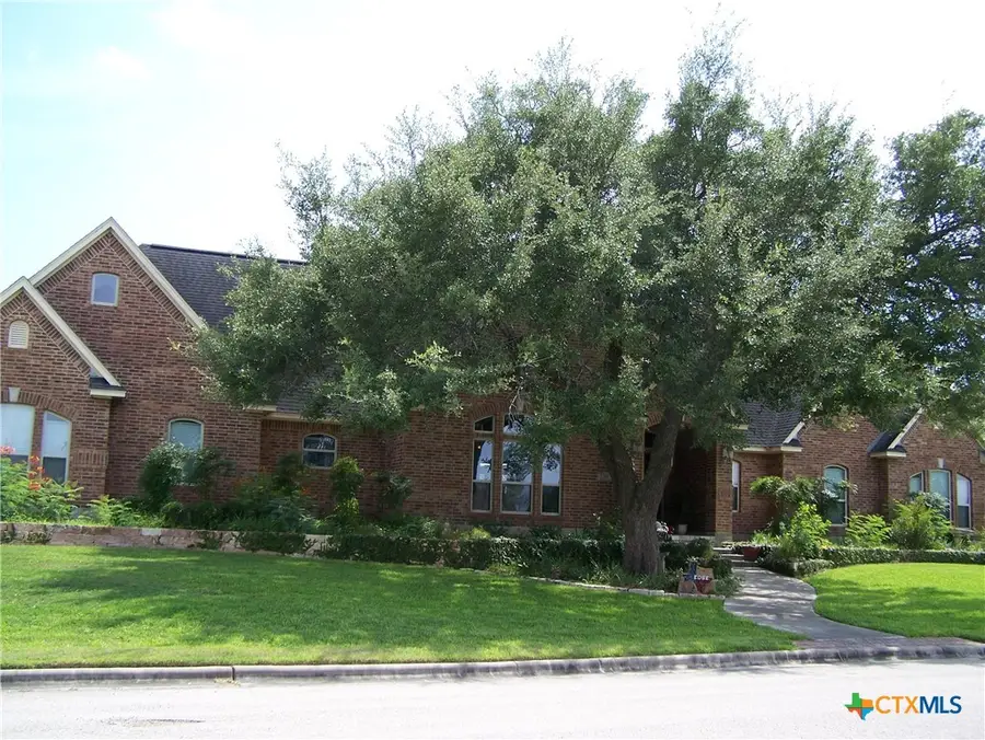 101 Laurel Oak Circle, Cuero, TX 77954 - Image #2