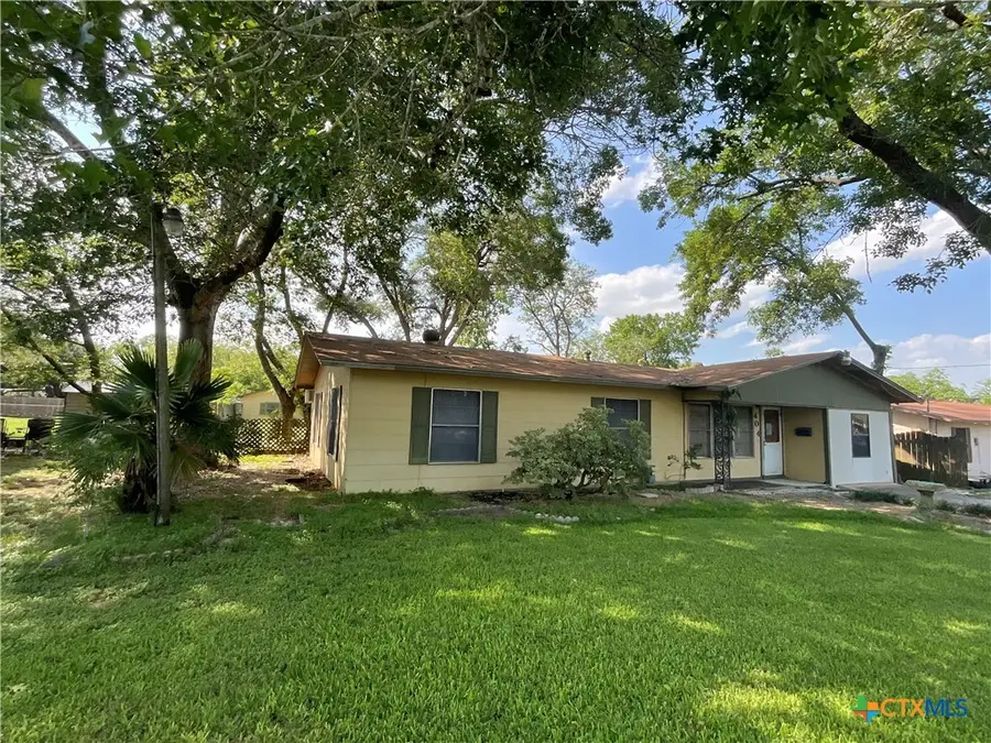 404 Svoboda Street, Yoakum, TX 77995 - Image #2