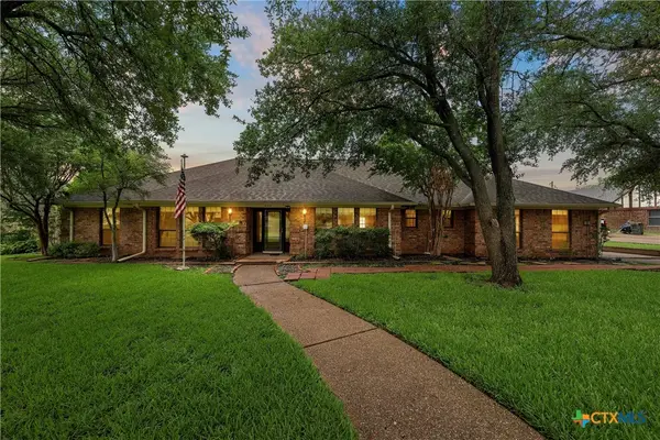 8216 Teakwood Drive, Woodway, TX 76712