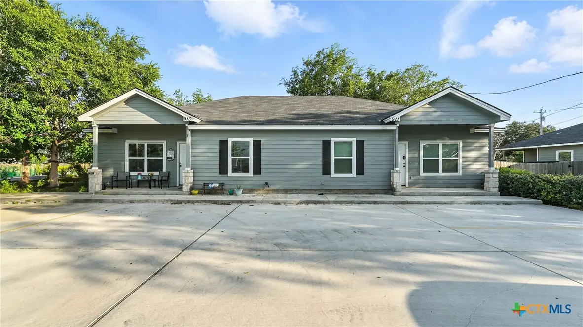 911-913 E Seideman Street, Seguin, TX 78155 - #1
